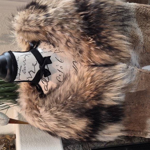 Fur Cape - Coat - Picture 2 of 7